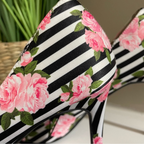 Betsey Johnson Statement Heel - Picture 12 of 12